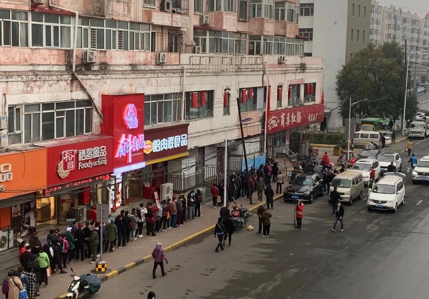 为了这根红肠，一群人在零下一二十度的气温中排队几个小时。