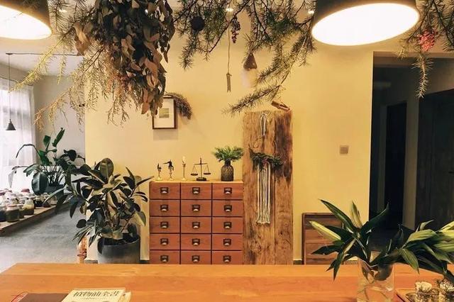 不当环球小姐，她跑到深山，种菜、调香，过上佛系人生