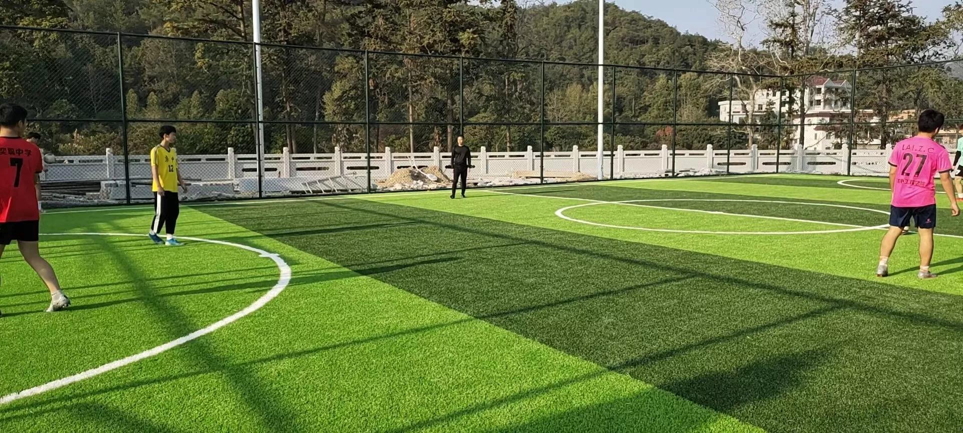 屏喧联趣友福，长长远远；镜静映心郎情，悠悠袅袅。