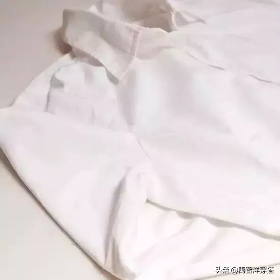 白衣服发霉怎么恢复原色,白衣服发霉了怎么洗得干净