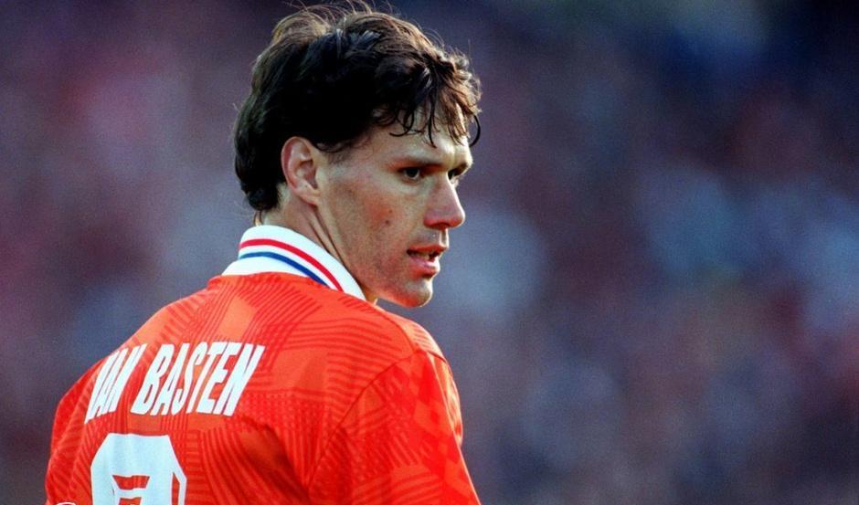 国外媒体评足球最佳11人,范巴斯滕和马拉多纳谁厉害实况