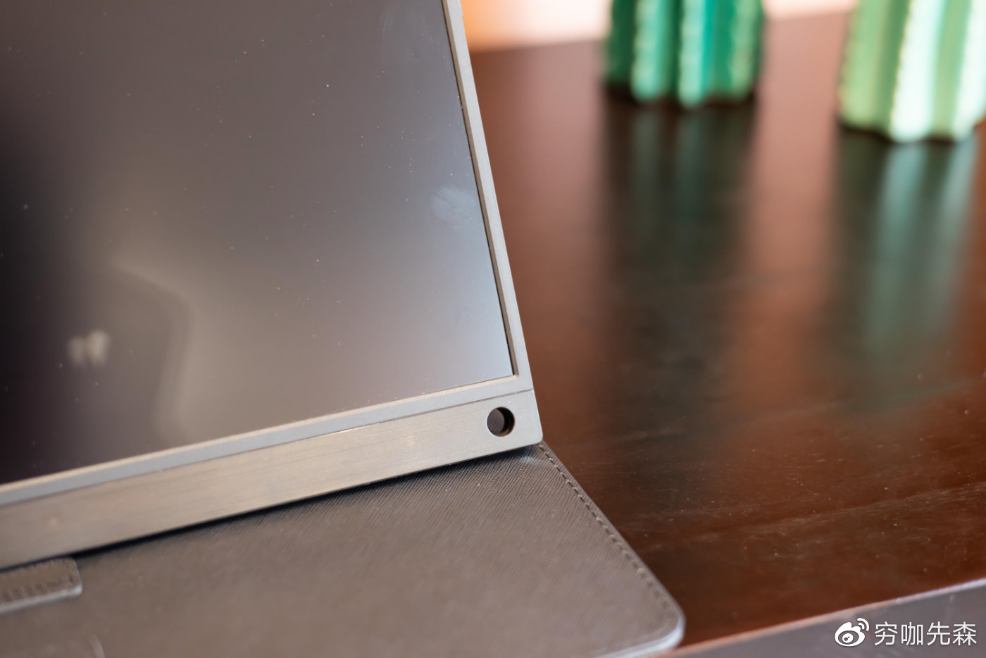 一款可以带出门的“显示器”——天宝T15便携显示器