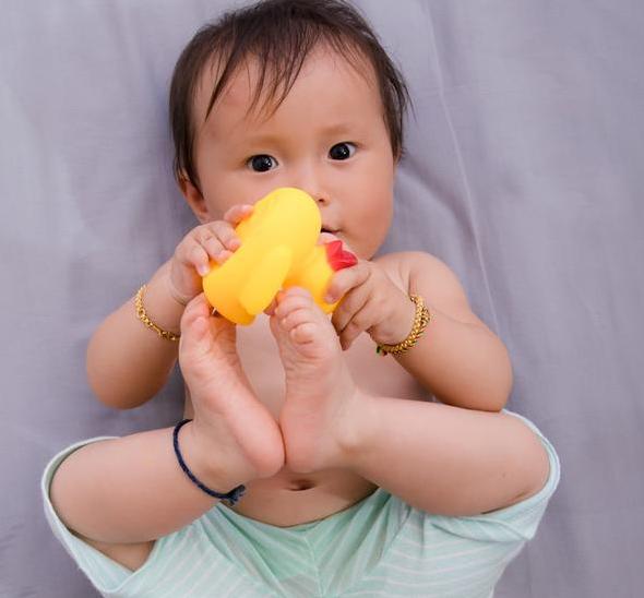 担心宝宝尿床,过早给宝宝把尿长大会尿床