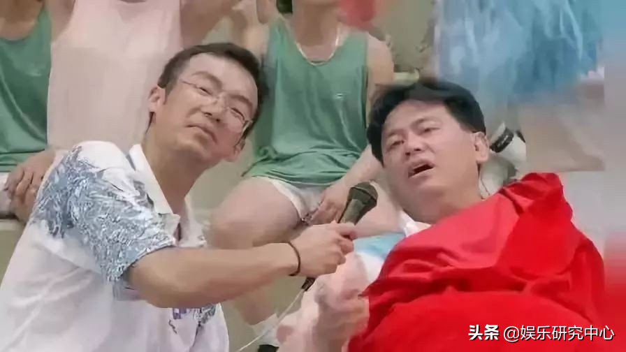 TVB爱国艺人！两次破产，和香港第一古装美女结婚40年至今无子…