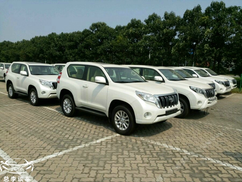 55万的丰田霸道，配置不如10万家用车，轮毂和面包车有一拼