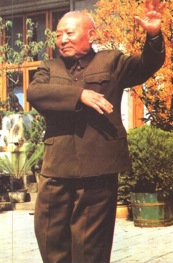 一八路军*长首**重伤被围，开枪自戕未成，伪军低声放话：我想法救你