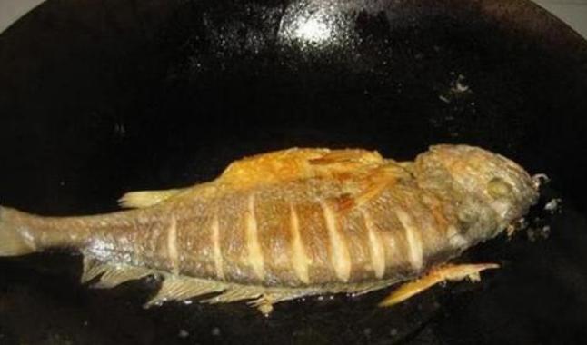 煎鱼总粘锅,别再怨锅了,大厨教你3个技巧,不粘锅不破皮,管用