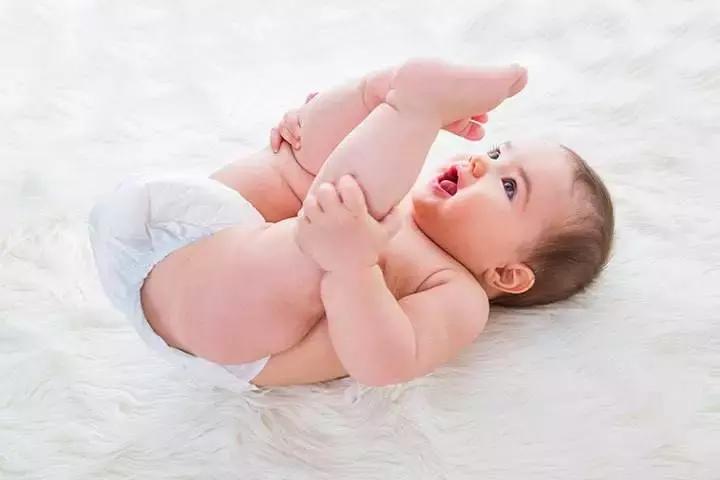 20天的新生儿尿有红色是什么原因,新生儿尿尿有点红是怎么回事