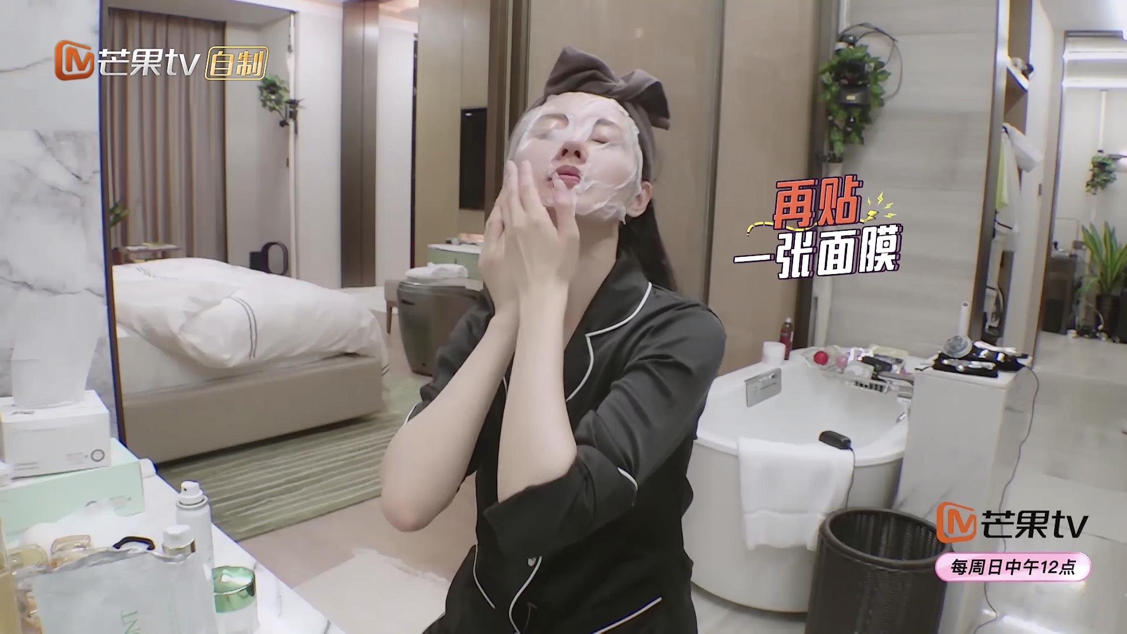 女明星爱脸有多疯狂？张天爱化妆台价值连城，连睡觉都要开美容仪