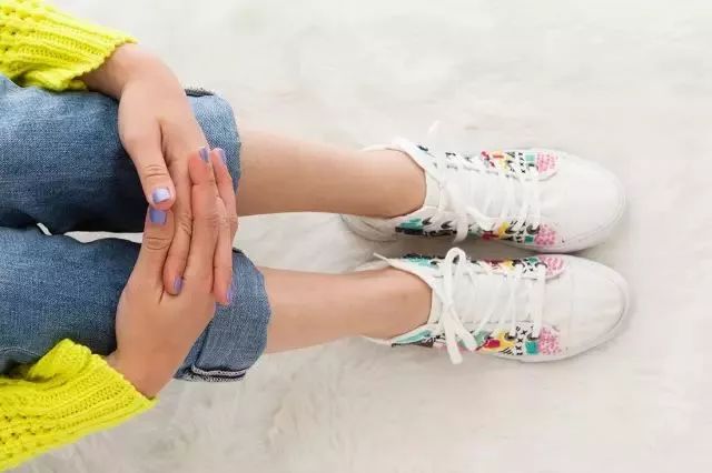 小白鞋怎么改好看,小白鞋变颜色教程