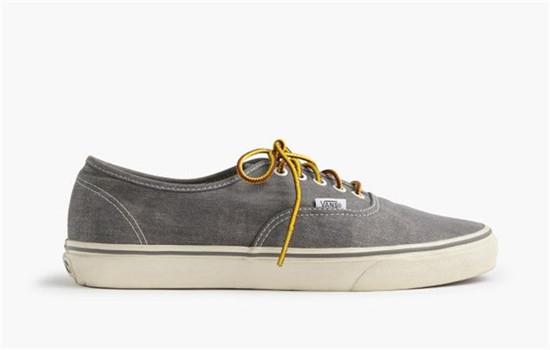 鞋子染色怎么清洗掉,白鞋子被染色了怎么处理干净