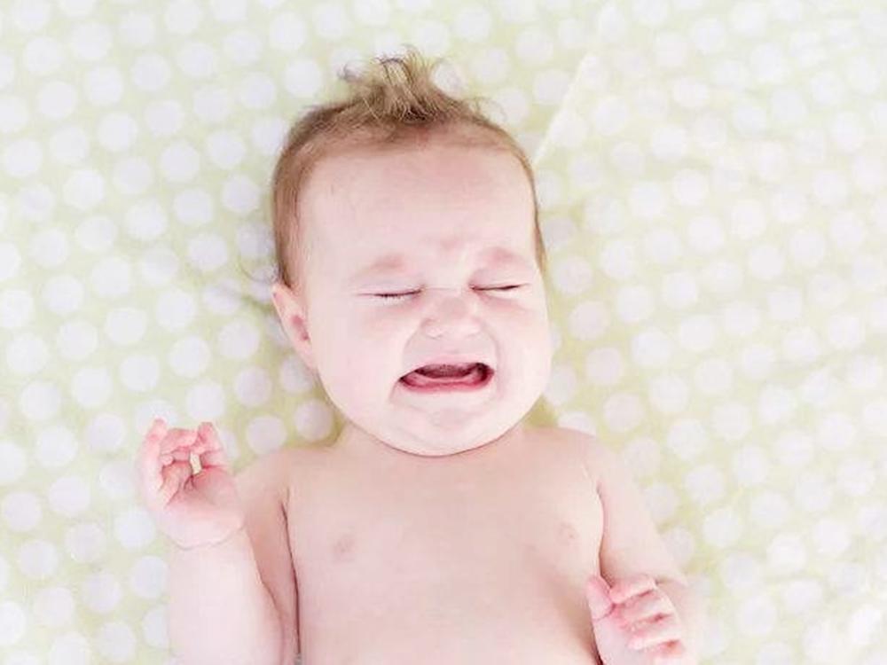 一岁多宝宝长牙发烧的症状与表现,两岁宝宝长牙的症状及缓解方法