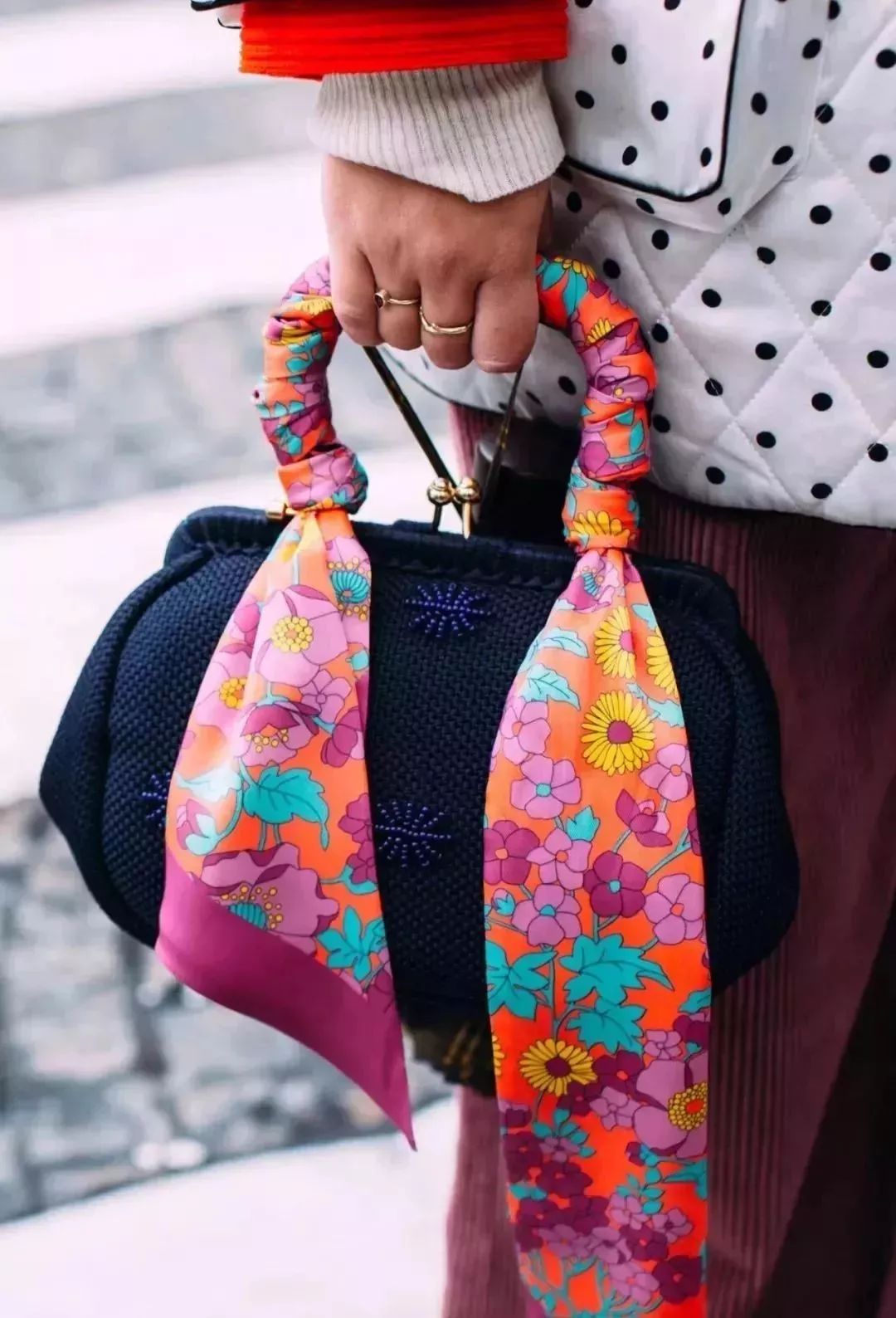 跨越半世纪的经典搭配王丝巾，这都当衣服穿了？