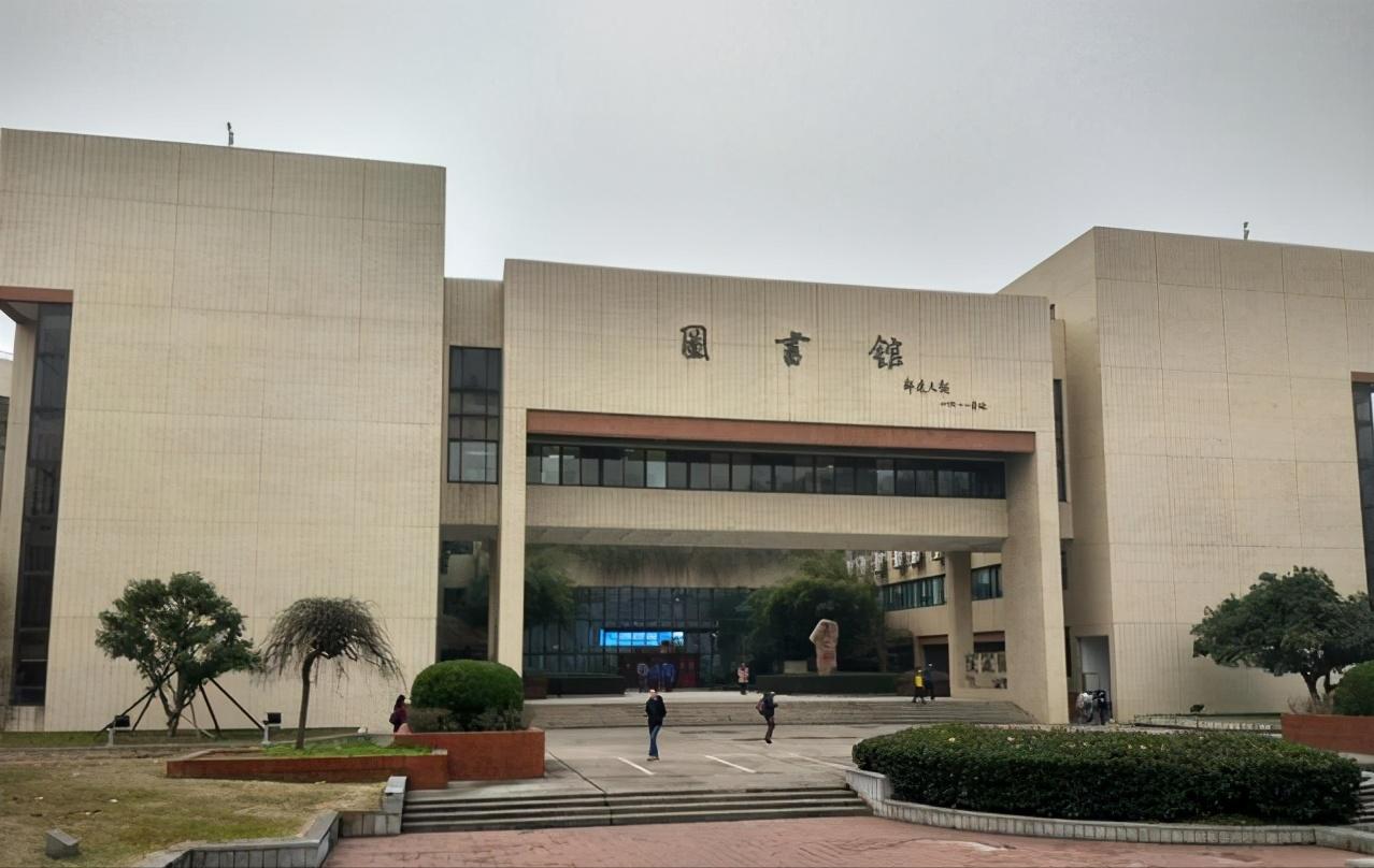 武汉大学和华中科技大学，985高校，实力依旧强，考上不简单