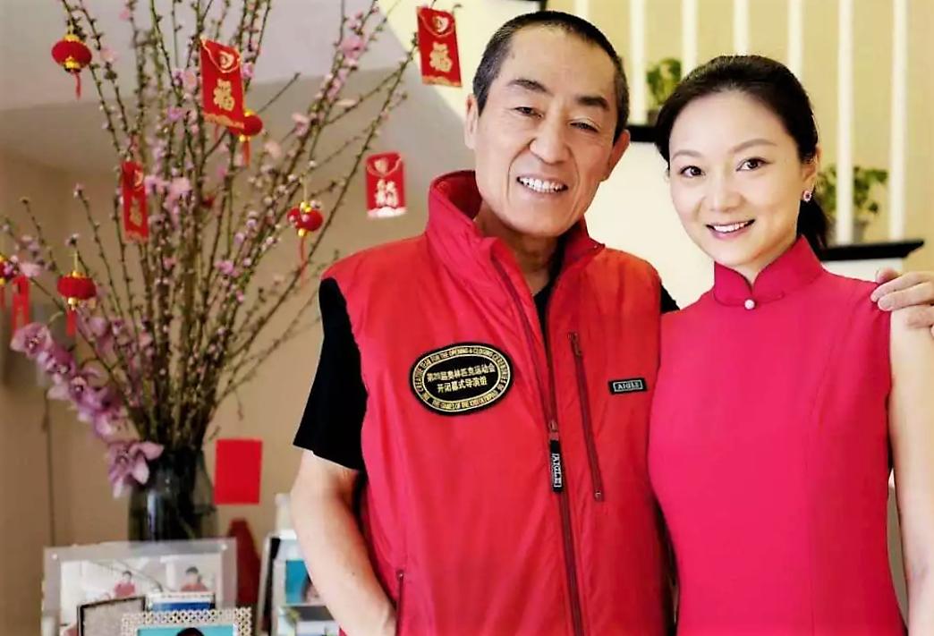 她生在棚户区，19嫁50岁张艺谋连生3子，今38岁贵气十足超巩俐