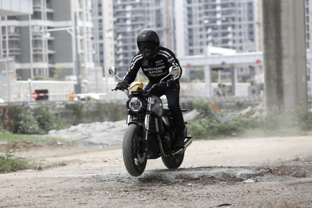 中量级双缸复古赛科龙re3试驾,宗申赛科龙re3双缸400复古摩托