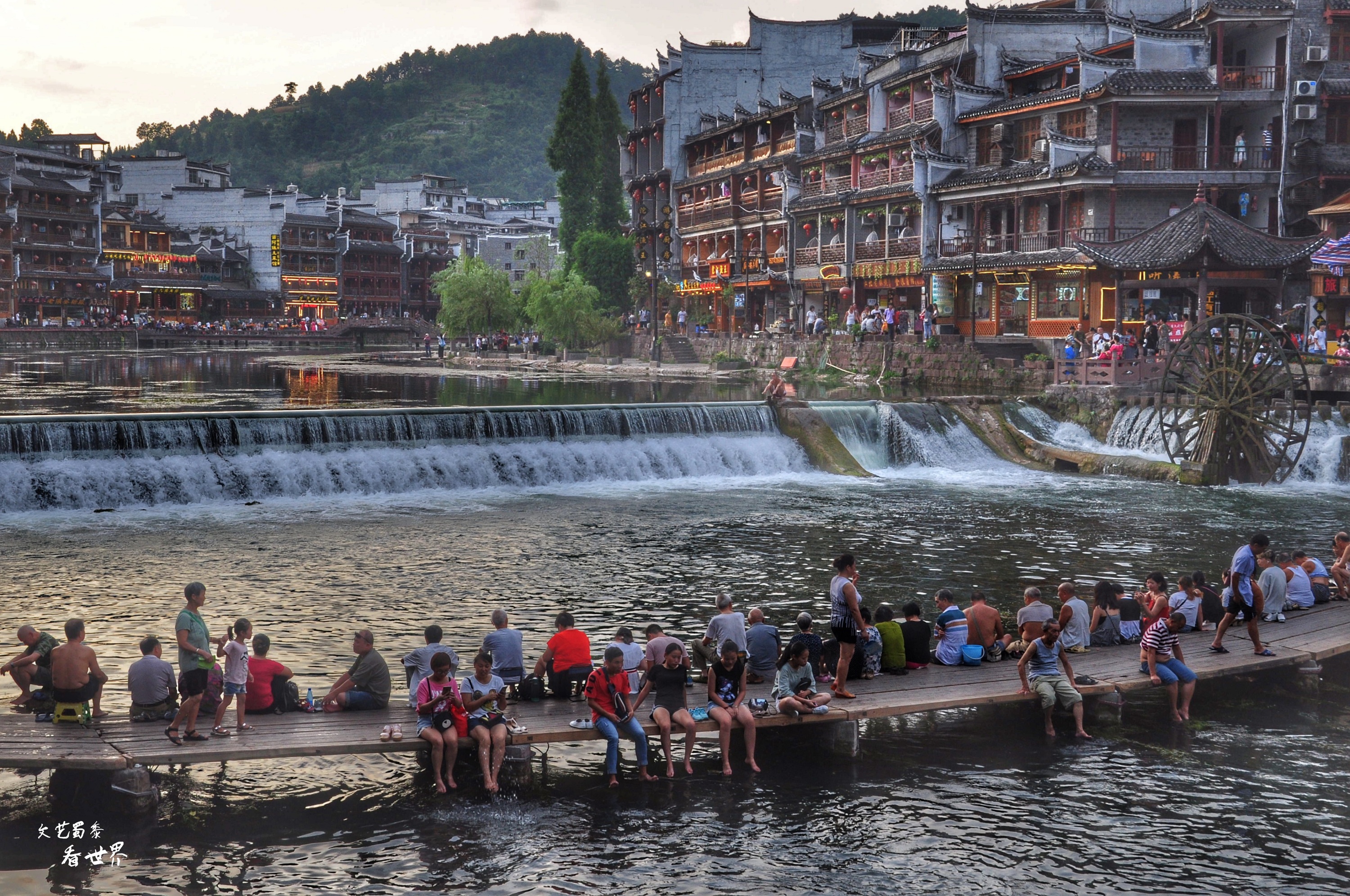 凤凰古城还值得去吗,凤凰古城值得去吗