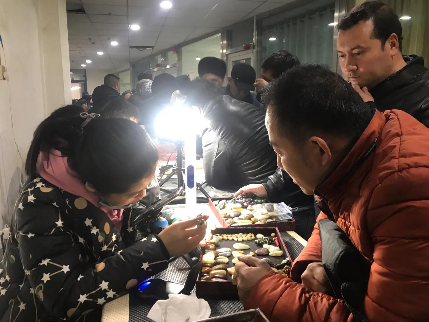 “双十二”上千主播在和田玉都彻夜直播卖美玉