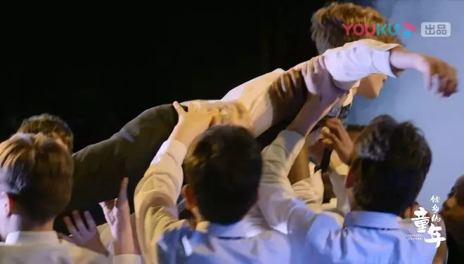 天气寒冷孩子坚持户外训练,零下温度让学生早上跑操