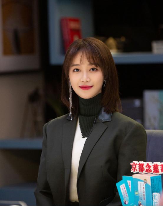 蓝盈莹的穿搭品味不输时尚博主,蓝盈莹同款梨花烫穿搭