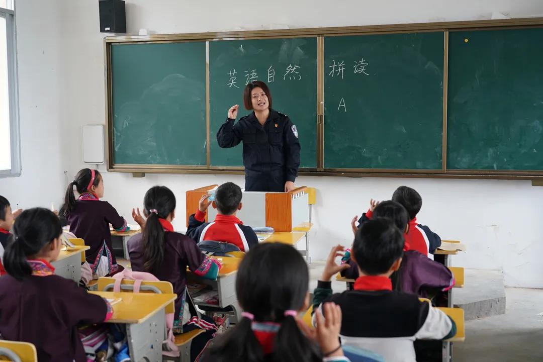 致敬奉献在一线的警务人员,致敬在偏远山区支教工作者