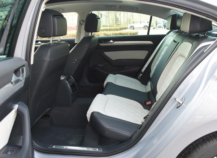 30天卖出23749台的大众迈腾,油耗5.8L,实力超凯美瑞