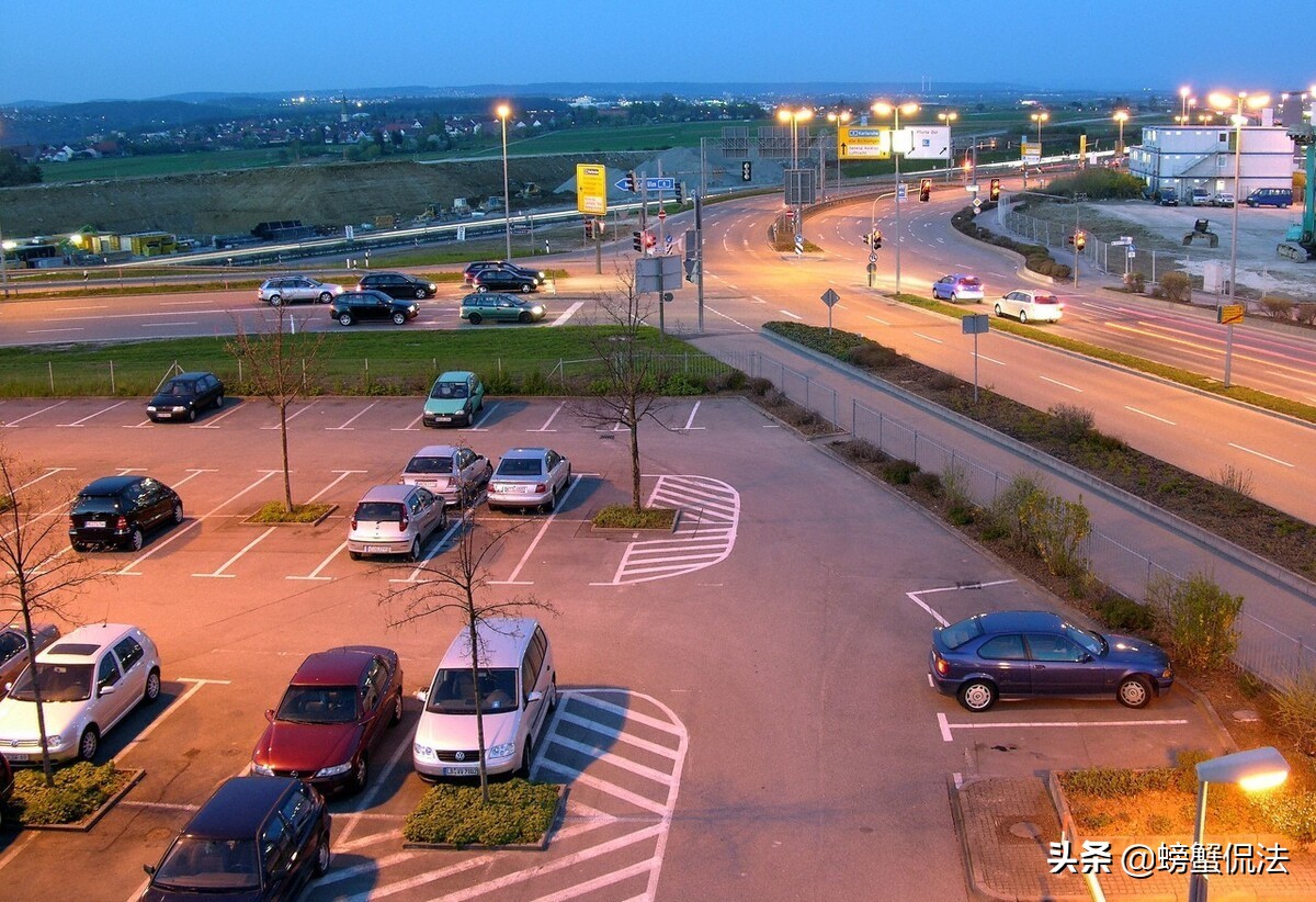 以案释法借车出事故责任谁负责,在停车场发生碰撞事故可报保险吗