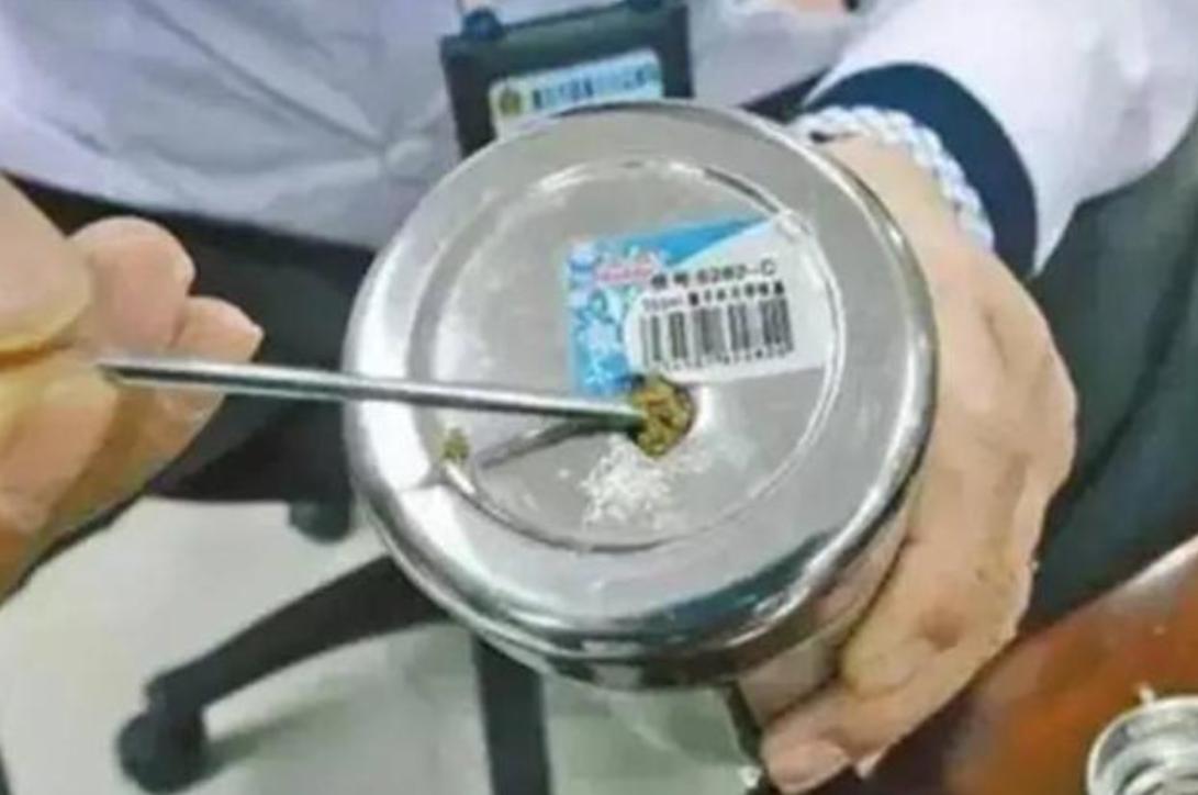 央视曝光夺命杯,央视曝光保温杯倒入热水变毒水