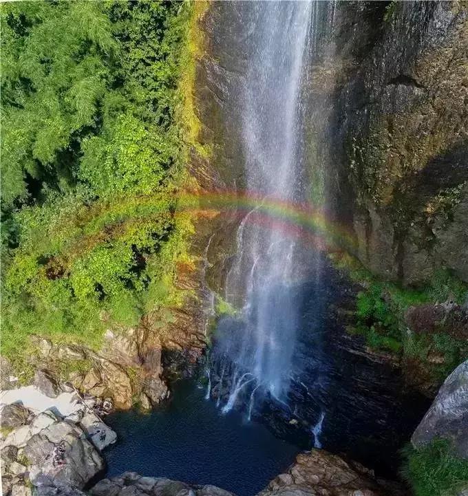 清远这座糖果色湖景汤泉别墅，私藏气派大瀑布和绝美草原！！