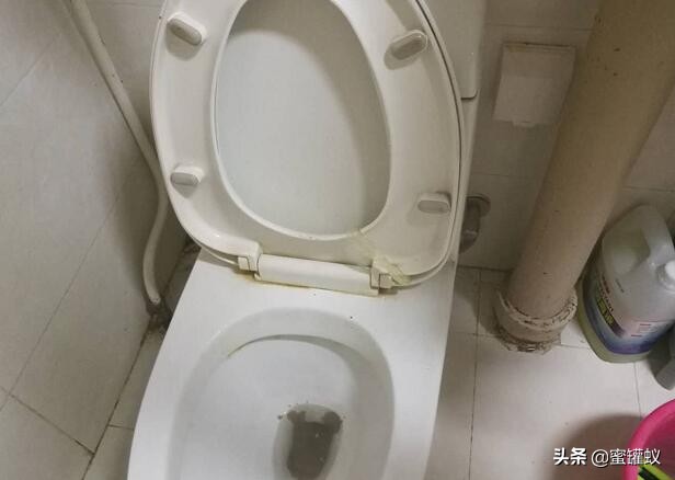 马桶的排气孔散发臭味怎么办,天一热马桶就散发臭味