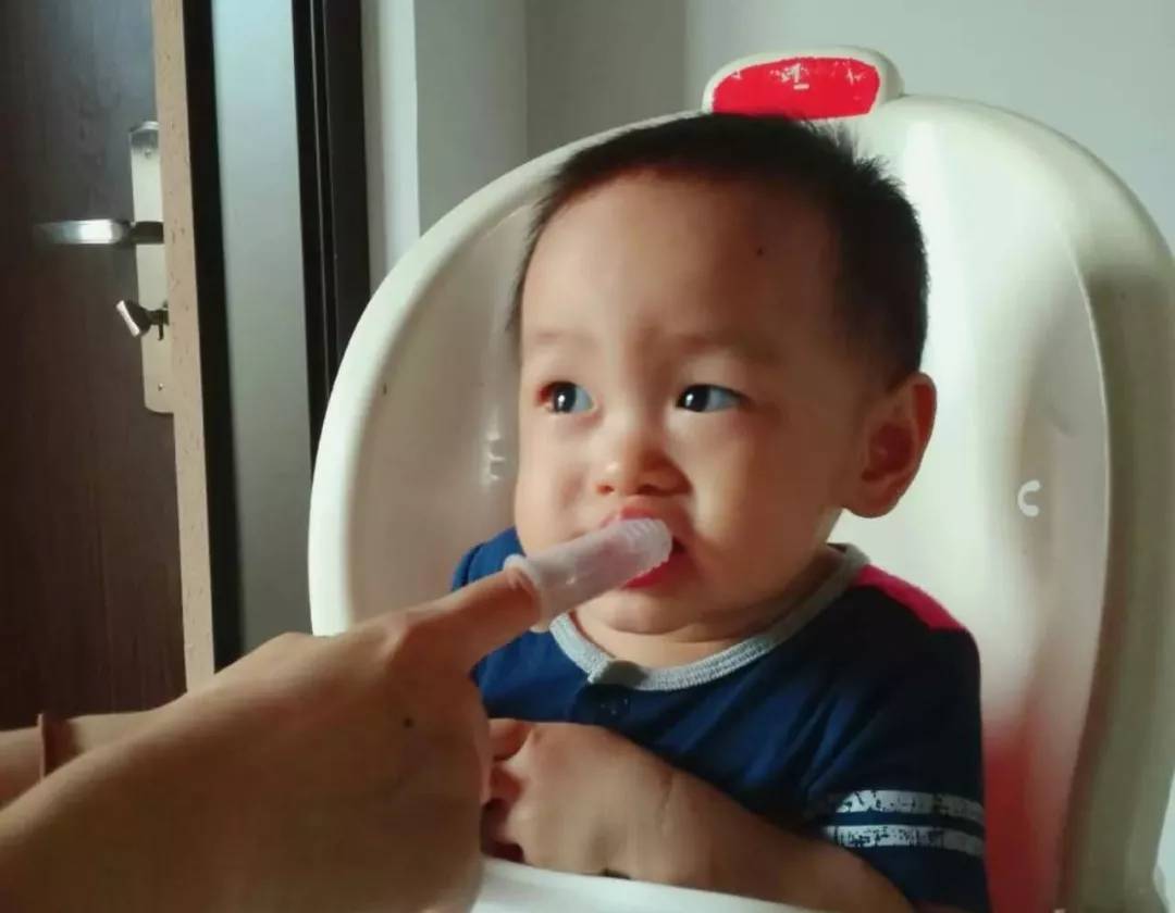 喂奶时被婴儿咬,为什么喂奶时宝宝会突然咬你