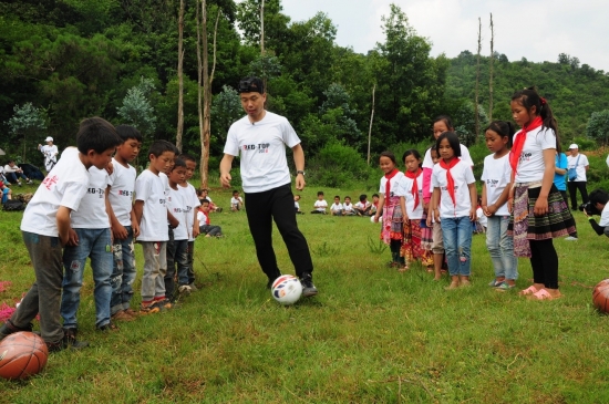 红顶公益即将起航用希望的画笔描绘多彩贵州