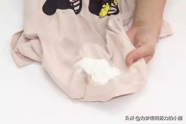 衣服的油渍干了久了有印怎么洗掉,衣服上的果渍油渍怎么去除小窍门