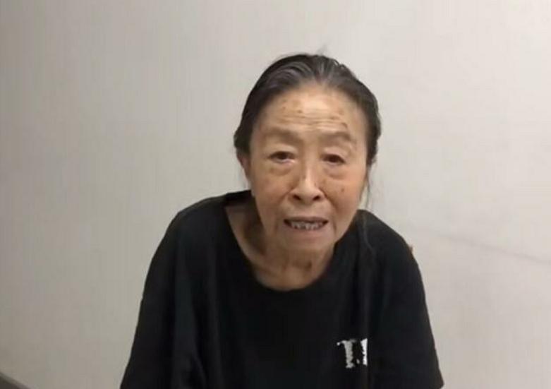 83岁丑娘张少华，生病独自一人去住院，干儿子杨志刚亲自接她出院