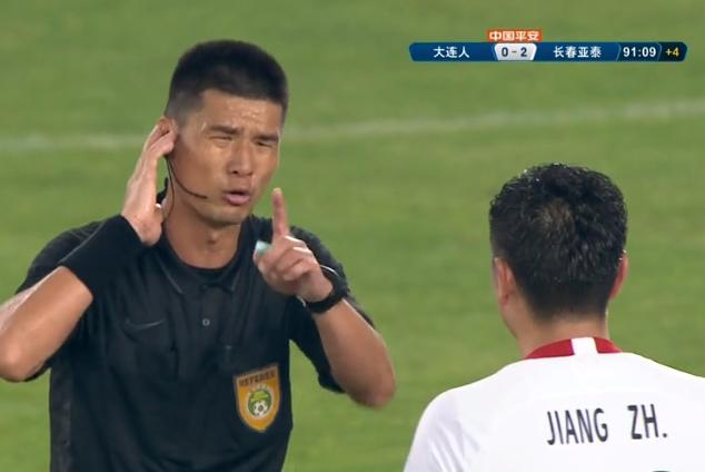 伟大的2-1!中超升班马爆发,裁判给点球引争议,板着脸解释