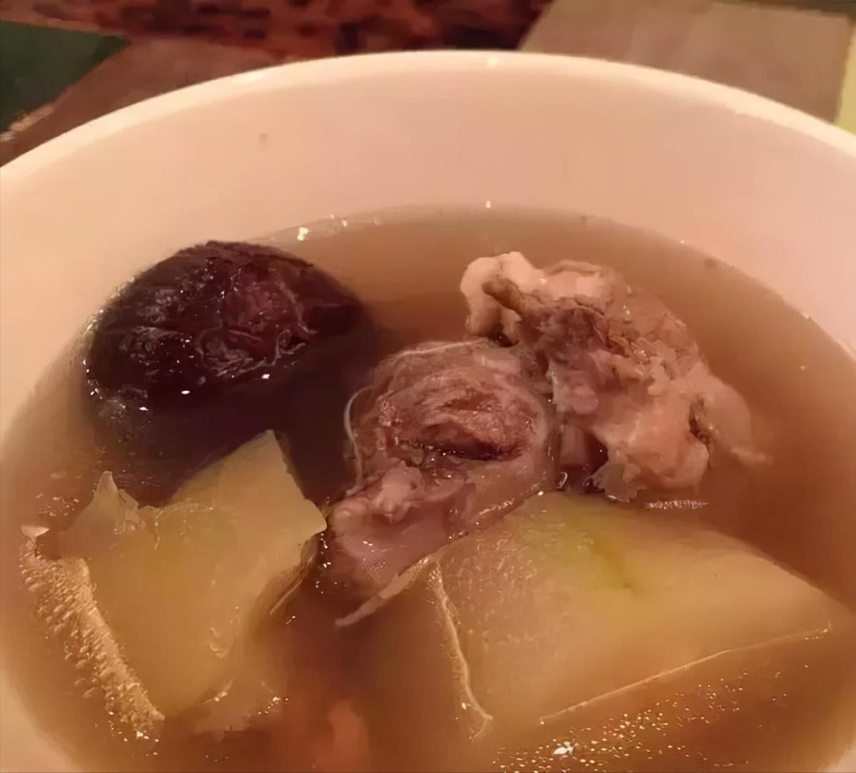 最近瘦出排骨胸的女明星,瘦出排骨胸的女星