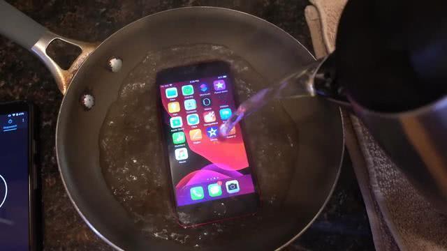 老外用矿泉水测试视频,老外用100度水煮苹果手机