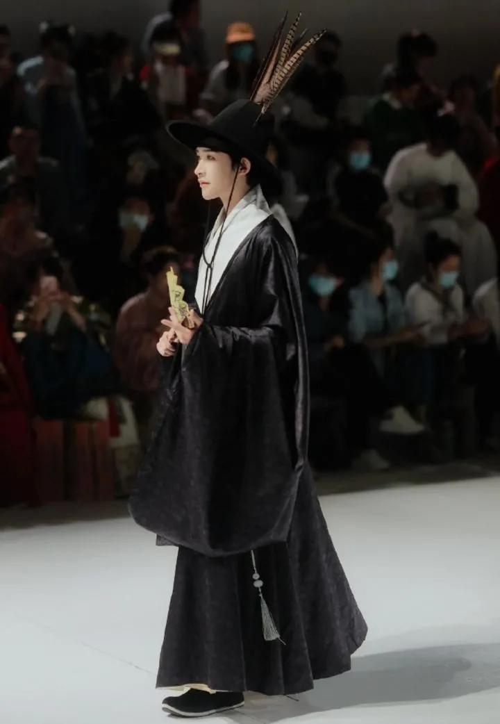 古驰推出售价1.49万元人民币一条的男士连衣裙，你得看看