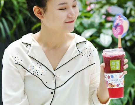 一*爆口**浆的咩咩包来了，今天也是努力营业的奈雪咩！