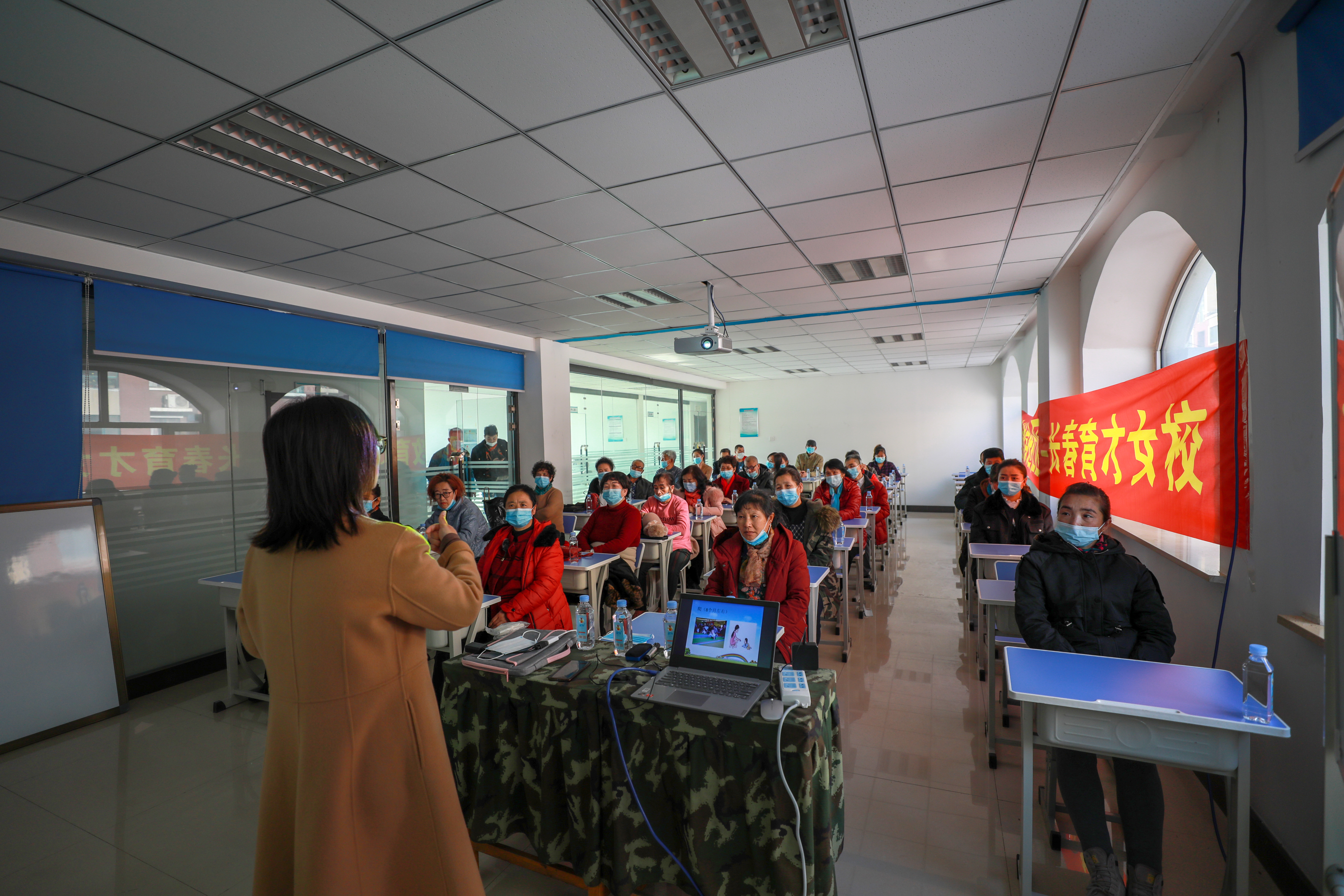 “读懂孩子成长中的敏感信号”,育才女校课程走进荣发社区