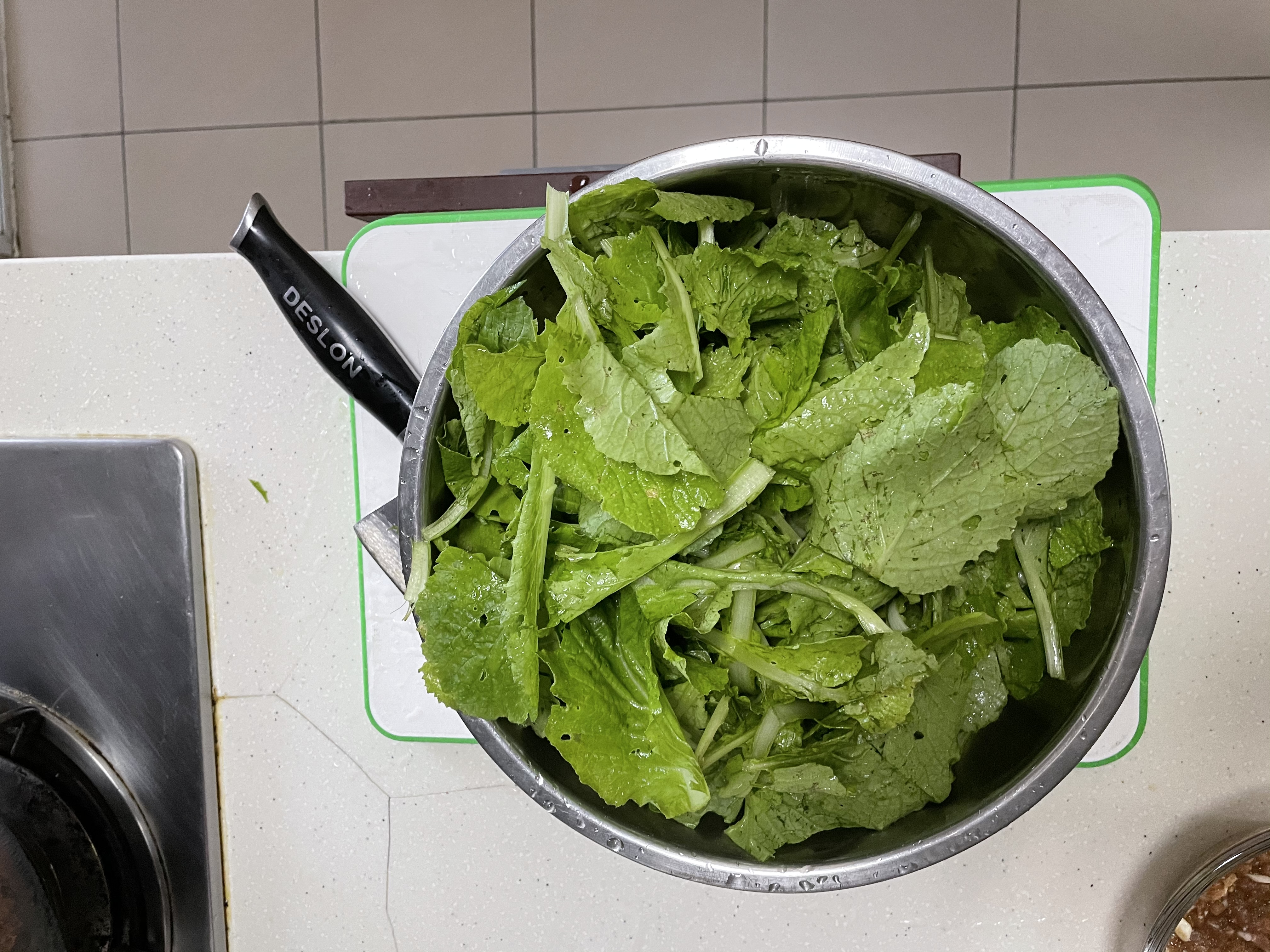 打工者平常的一天。晚餐番茄大虾，芹菜土豆条，小白菜汆丸子