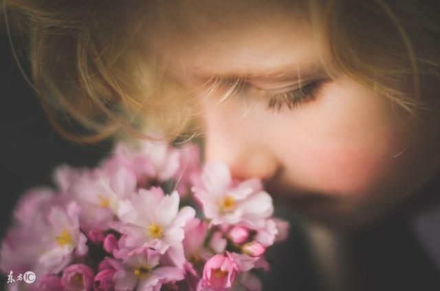 小说：男子毫不客气的抓住她的手，放在嘴巴里轻轻地舔了一下