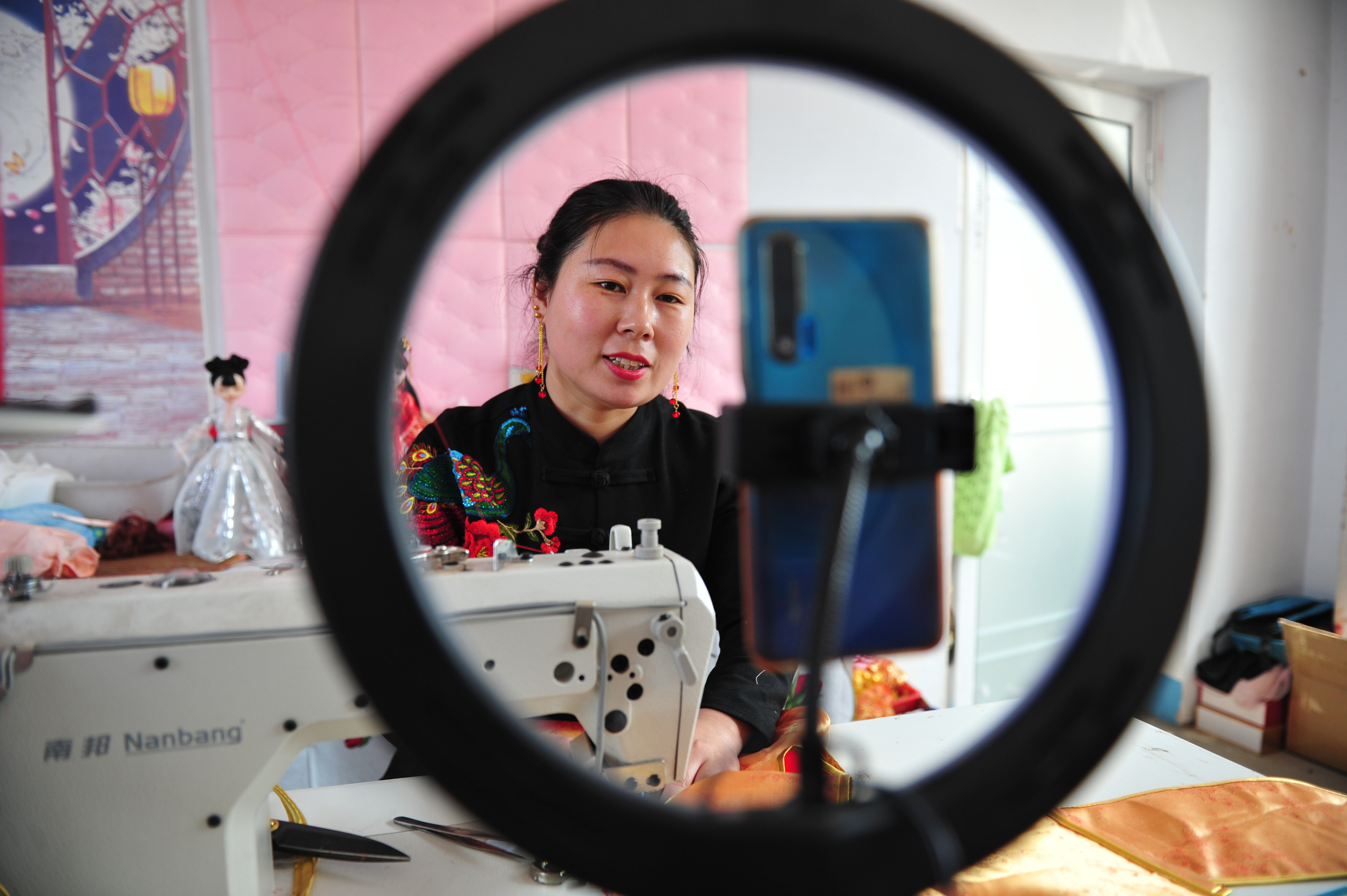 农家女开直播教做古典娃娃，拥有23.5万粉丝，收徒超过200名