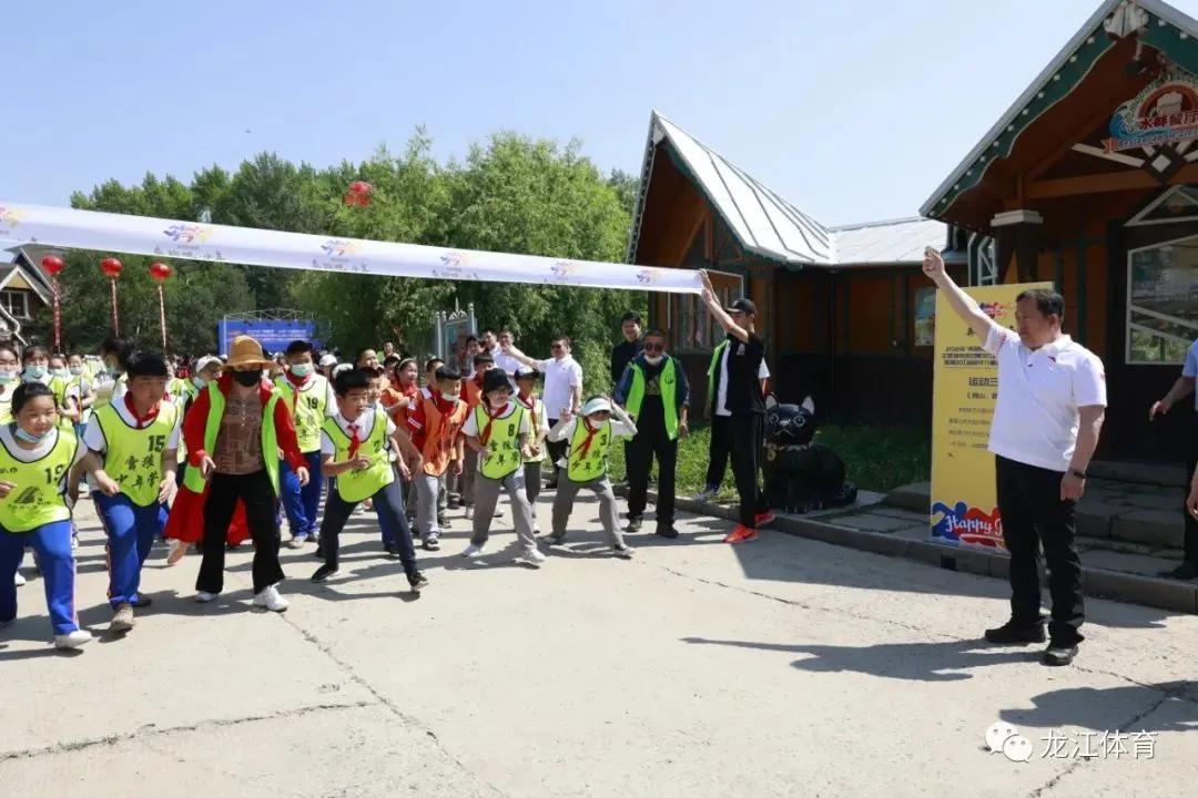 阳光下奔跑的少年视频,阳光下自由奔跑的少年