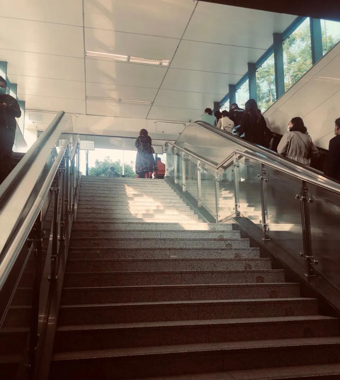 成都天府三街打工视频,天府三街上班的人怎么那么多呢