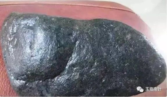 莫西沙高冰玻璃种翡翠原石表现,翡翠原石压灯如何看光圈表现