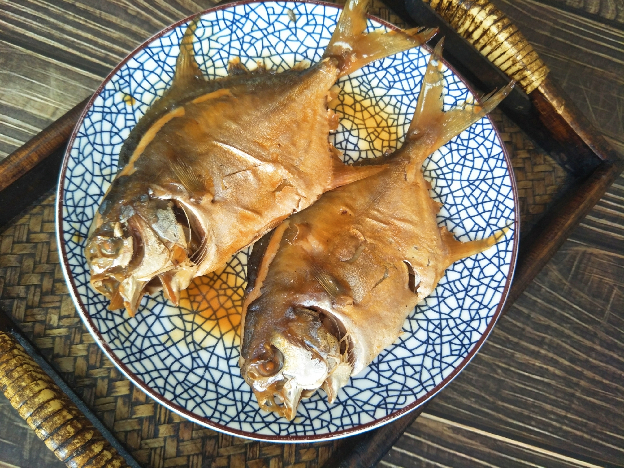 煎鱼怎么不粘锅不掉皮绝招,煎鱼不粘锅掉皮简单方法