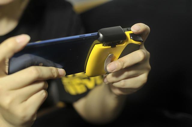 飞智八爪鱼手柄和北通手柄哪个好,飞智和黑鲨的游戏手柄哪个好