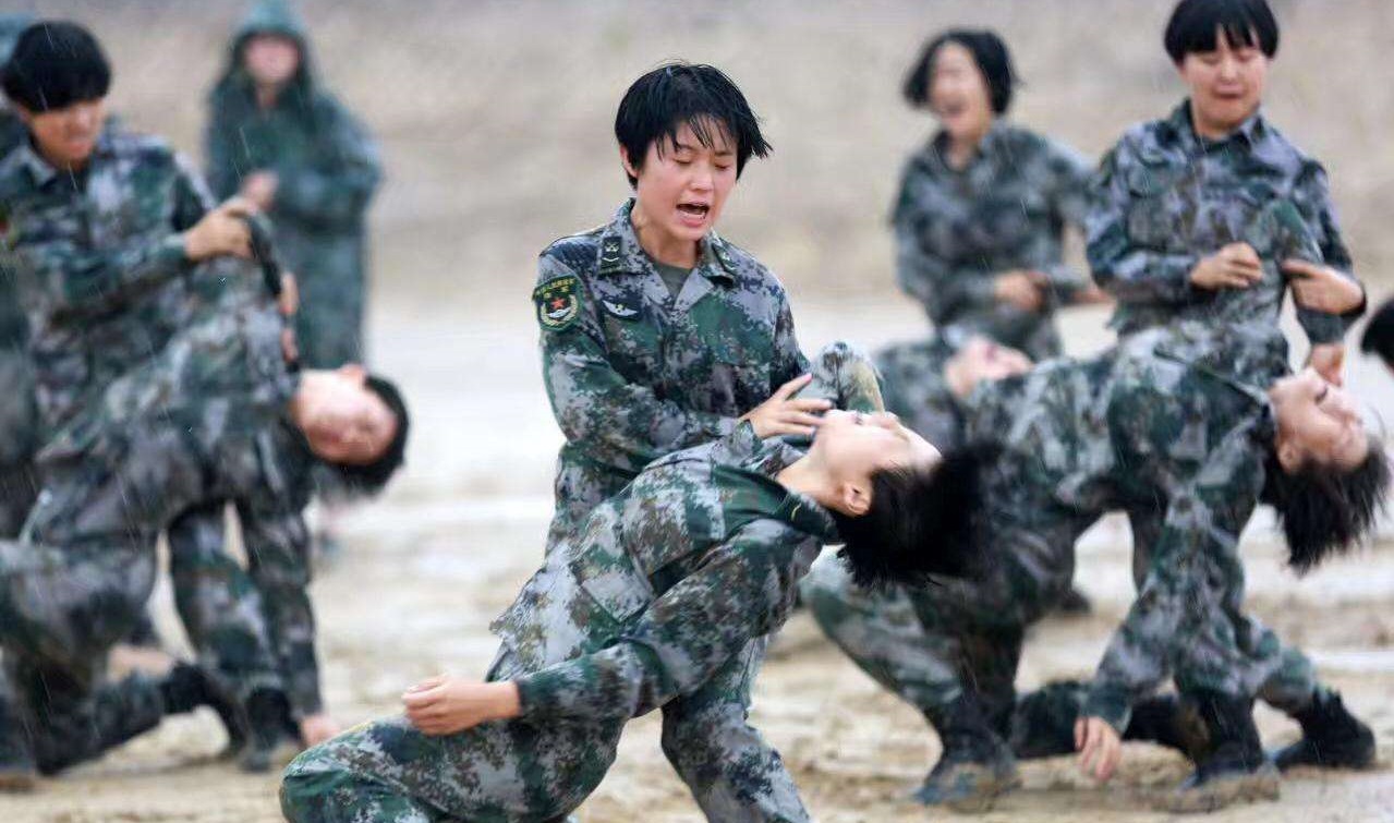 女兵背枪的视频,中国背枪女兵