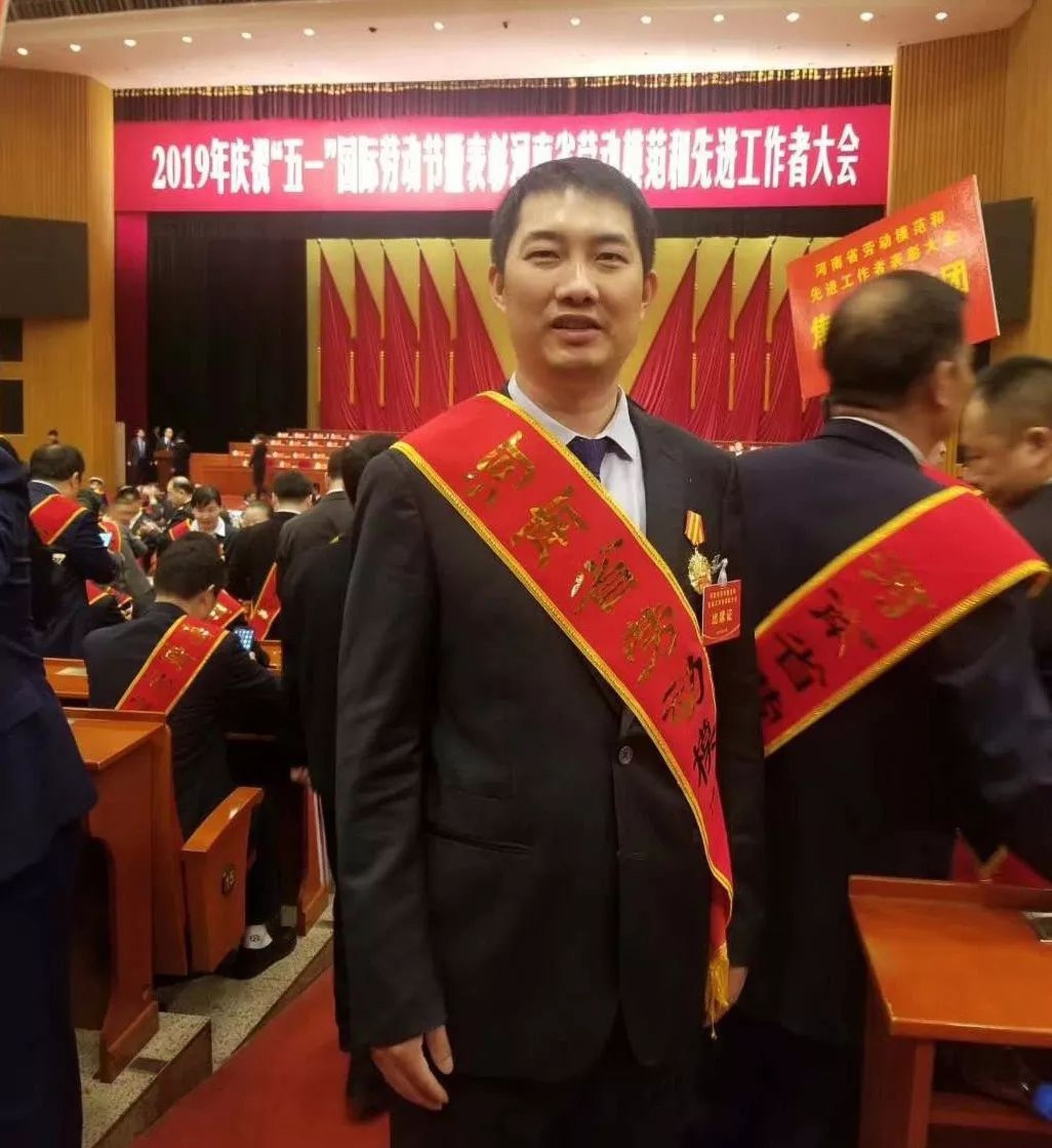 河南“商丘第一大富豪”：80后A股实控人，坐拥187.76亿商业帝国